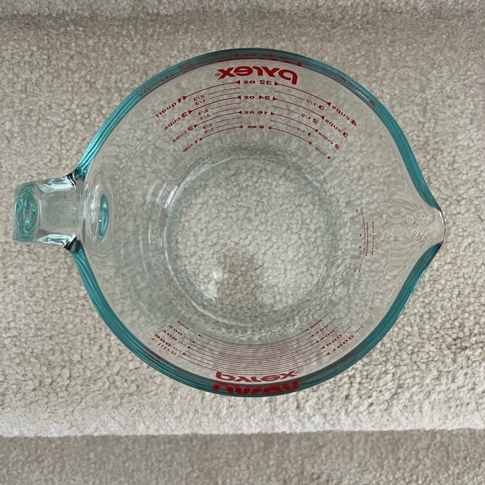 Pyrex Vintage 4 Cup / 1 Quart Measuring Glass Red Lettering - Picture 3 of 4